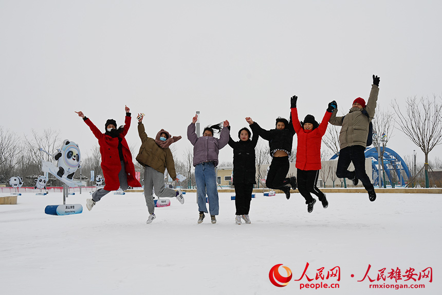 雪天，群眾紛紛來到雄安新區冬奧文化廣場游玩。圖為大家手牽手，一起向未來。胡忠攝