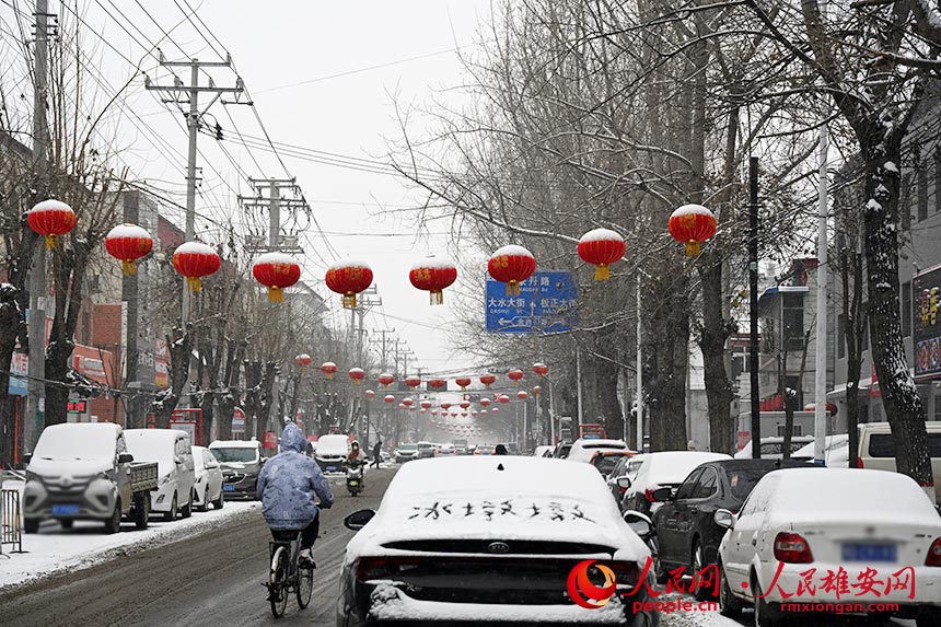 圖為群眾在雪中寫下“冰墩墩”，表達對墩墩的愛。胡忠攝