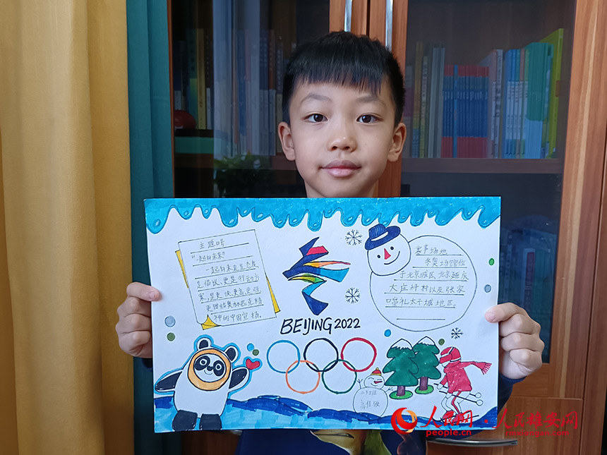 二年級三班學生高佳駿展示自己創作的冬奧主題手抄報。高艷軍攝
