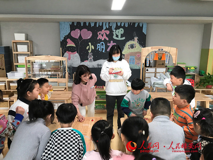 圖為雄安容和樂安幼兒園新學期開園首日，小朋友們正在與老師互動。雄安容和樂安幼兒園供圖