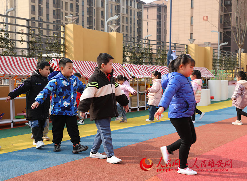 圖為雄安容和佳泰幼兒園新學期開園首日，孩子們正在進行課間活動。人民網 李兆民攝