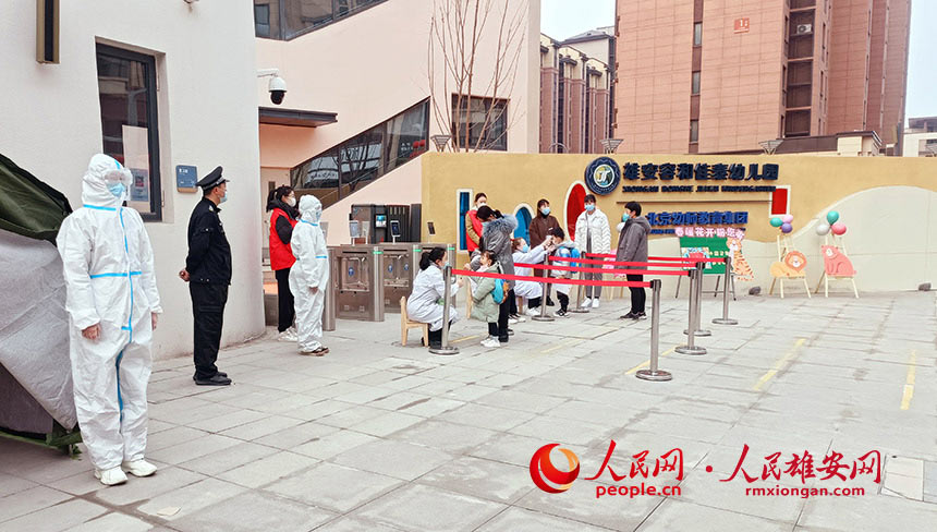 圖為雄安容和佳泰幼兒園新學期開園首日，老師正在為小朋友測溫。雄安容和佳泰幼兒園供圖