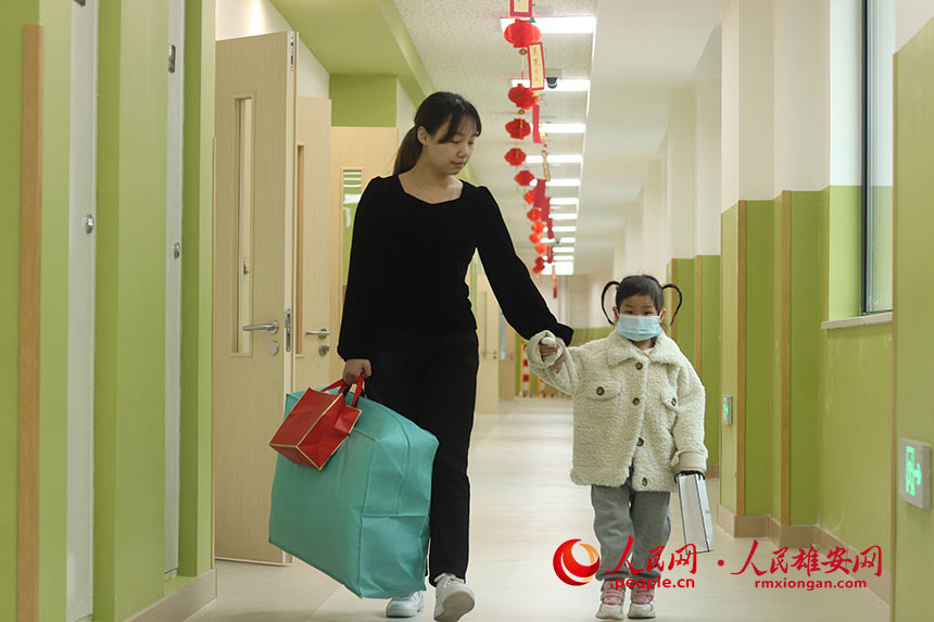 圖為雄安容和樂安幼兒園新學期開園首日，老師正在送小朋友到教室。雄安容和樂安幼兒園供圖