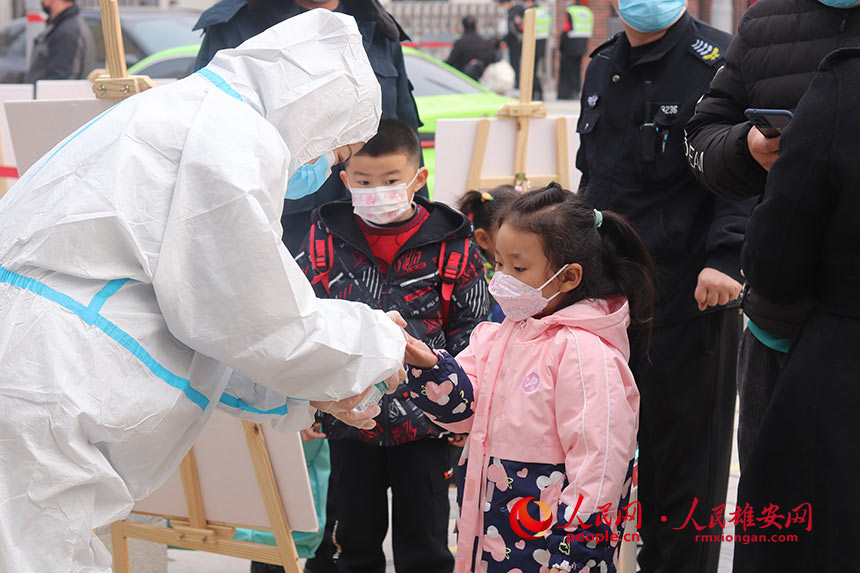 圖為雄安容和樂安幼兒園新學期開園首日現場，老師正在為小朋友進行測溫。雄安容和樂安幼兒園供圖