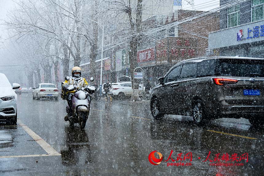 大雪中仍在奔忙的外賣小哥。胡忠 攝