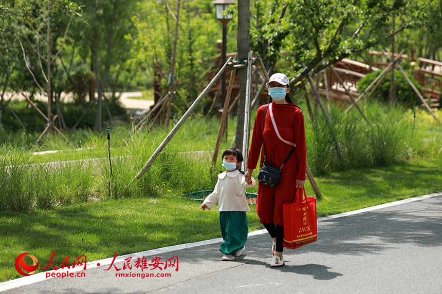 雄安市民在悅容公園內游覽。陳世豪攝