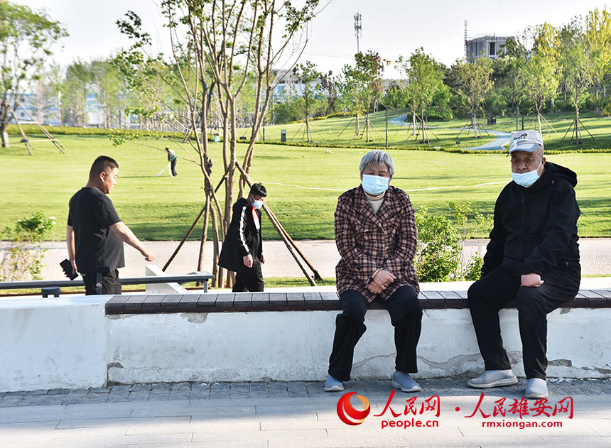 圖為雄安新區市民正在公園游憩。劉向陽攝