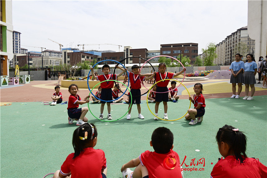 容東悅容幼兒園開展豐富多彩的慶“六一”活動。胡忠攝