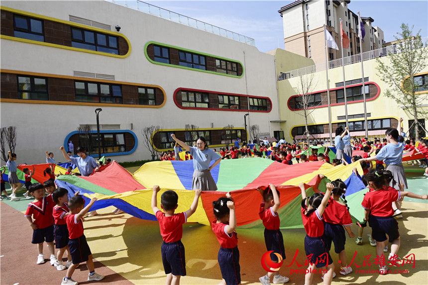 容東悅容幼兒園開展豐富多彩的慶“六一”活動。胡忠攝