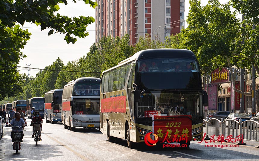 雄縣考點外的送考大巴為學子保駕護航。朱峙委攝