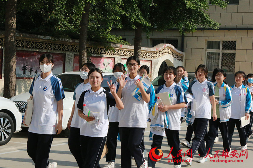 安新中学的考生正在前往考场。人民网 刘师豪摄