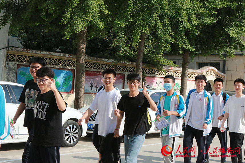 安新中学的考生正在前往考场。人民网 刘师豪摄