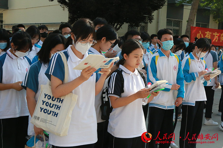 候场时，安新中学的考生正在复习。人民网 刘师豪摄