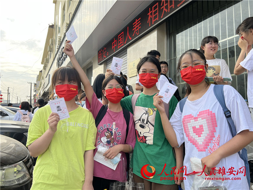 容城縣中考考點外，學生在等候進場。宋一力攝