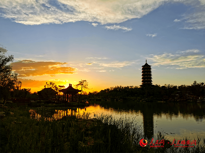 悅容公園夕陽西下。劉向陽攝