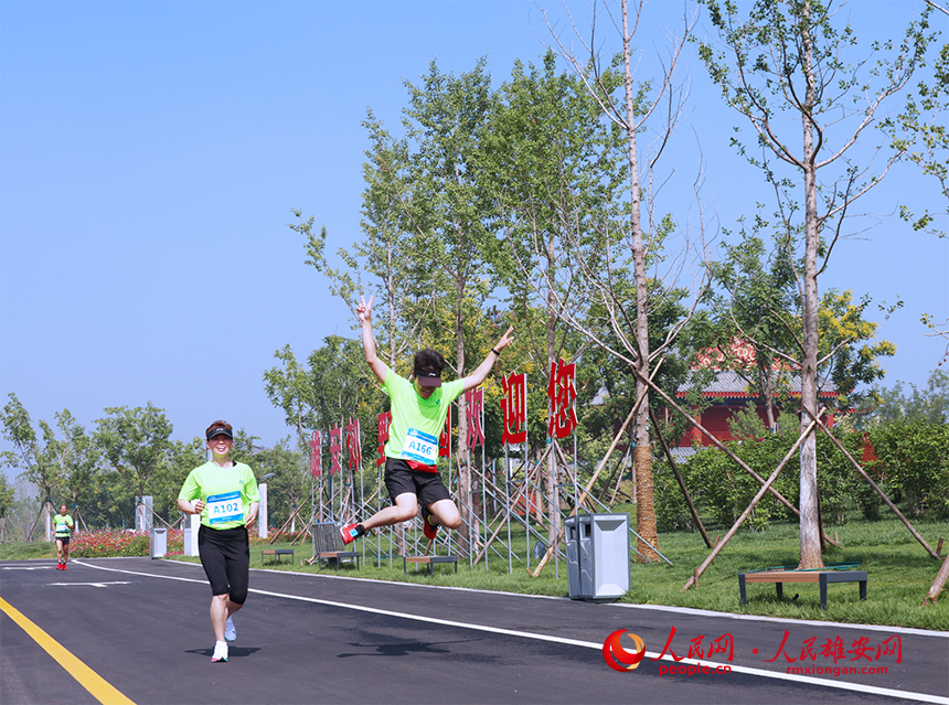 健康跑参与者开心起跳庆祝。齐鑫摄