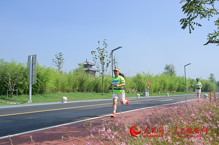 體育愛好者在雄安郊野公園參加健康跑。胡忠攝