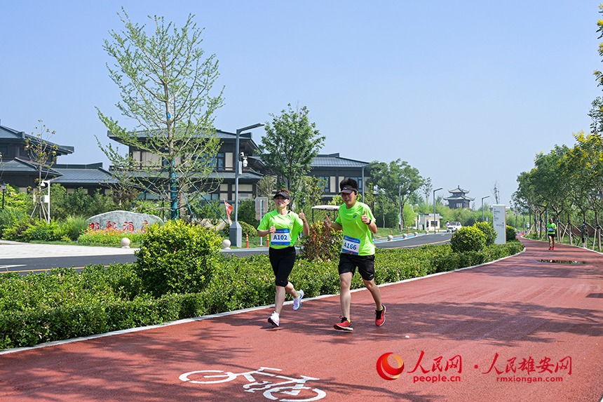 體育愛好者在雄安郊野公園參加健康跑。胡忠攝