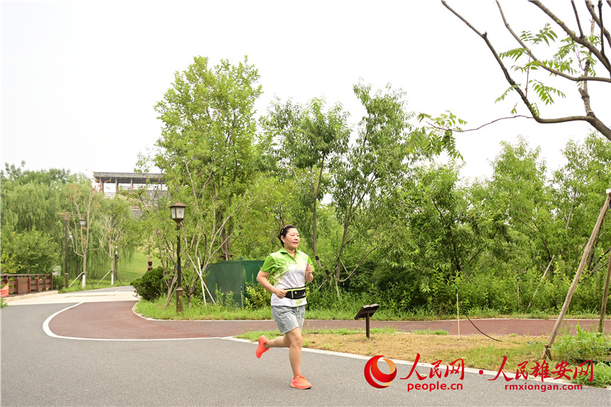 雄安群眾在公園晨跑。胡忠攝