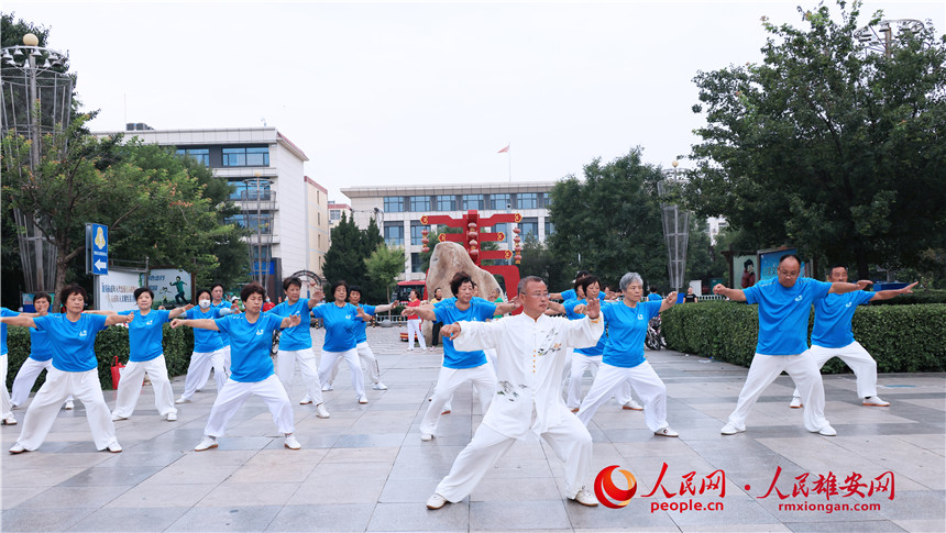 容城群众在小区旁广场打太极拳。齐鑫摄