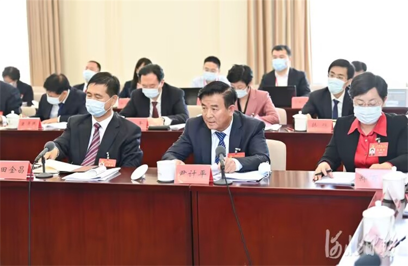 10月17日，河北省代表團舉行分組會議，繼續討論黨的二十大報告。這是尹計平代表在討論中發言。河北日報記者趙海江攝