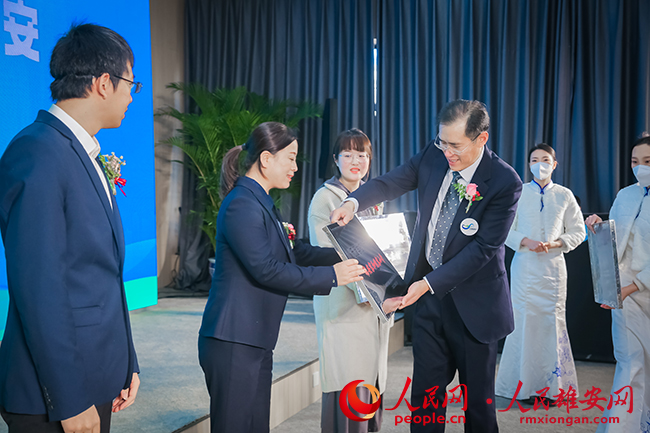 圖為趙豐東為首批“無廢細胞”創建示范單位獲得者授牌。雄安新區生態環境局供圖