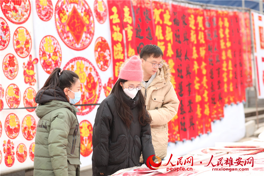 圖為雄安新區集市上，居民正在買春聯。人民網 楊華龍攝