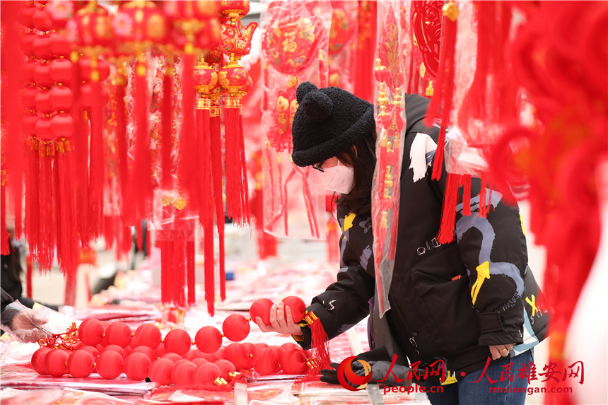 图为居民正在选购小灯笼。人民网 杨华龙摄