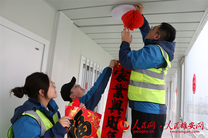 圖為建設者們正在挂燈籠。中建三局集團北京有限公司供圖