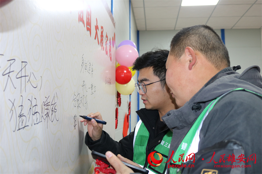 圖為建設者們寫下新春寄語。中建三局集團北京有限公司供圖