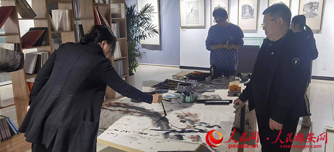 中国美术家协会会员，中国女画家协会副秘书长曾迎春女士现场创作。2650