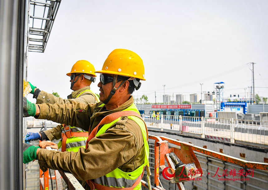 组图丨“五一”施工忙 雄安数万建设者坚守岗位