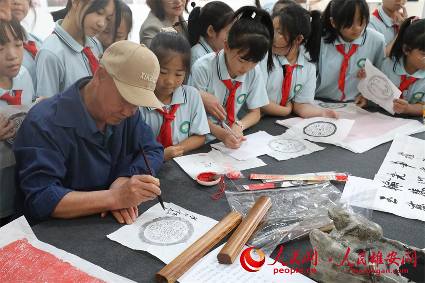 当地书法家为学生们的拓片题跋。人民网 王红摄