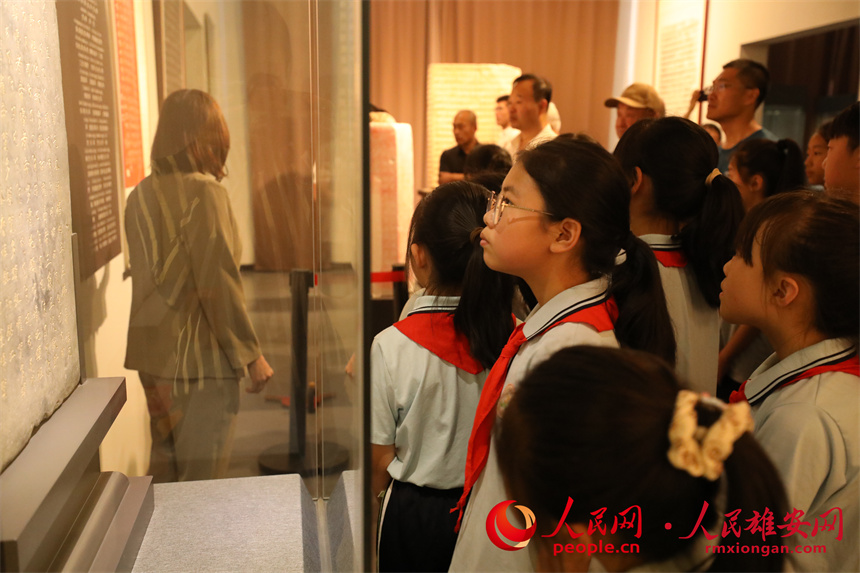 学生们正在参观雄县德韵博物馆的展品。人民网 王红摄