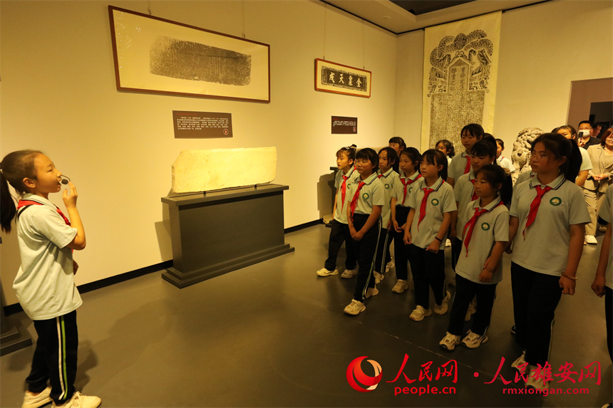 學生擔任講解員，為同學們介紹博物館的展品。人民網 王紅攝