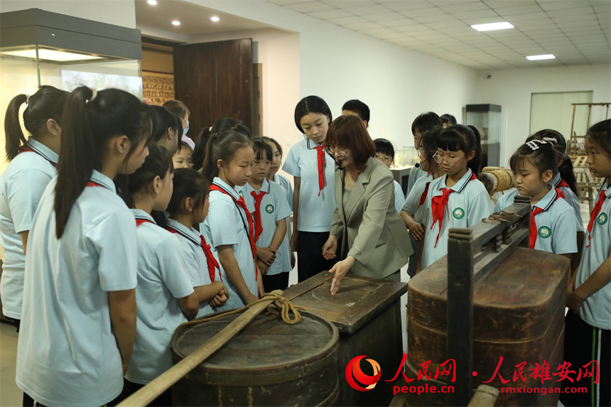 学生们正在参观雄县德韵博物馆的展品。人民网 王红摄