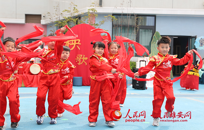 5月31日，雄安容和乐安幼儿园举办传统文化游园活动。活动邀请了雄安当地非遗文化传承人走进幼儿园，与孩子和家长交流互动。通过现场接触非遗项目，让孩子们零距离认识非遗、熟悉非遗，感受非遗之美。人民网 李兆民摄