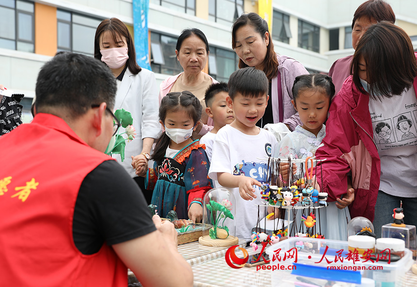 5月31日，雄安容和樂安幼兒園舉辦傳統文化游園活動。活動邀請了雄安當地非遺文化傳承人走進幼兒園，與孩子和家長交流互動。通過現場接觸非遺項目，讓孩子們零距離認識非遺、熟悉非遺，感受非遺之美。人民網 李兆民攝