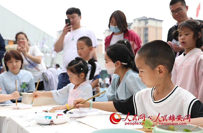 5月31日，雄安容和樂安幼兒園舉辦傳統文化游園活動。活動邀請了雄安當地非遺文化傳承人走進幼兒園，與孩子和家長交流互動。通過現場接觸非遺項目，讓孩子們零距離認識非遺、熟悉非遺，感受非遺之美。人民網 李兆民攝