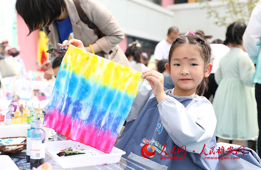 5月31日，雄安容和乐安幼儿园举办传统文化游园活动。活动邀请了雄安当地非遗文化传承人走进幼儿园，与孩子和家长交流互动。通过现场接触非遗项目，让孩子们零距离认识非遗、熟悉非遗，感受非遗之美。人民网 李兆民摄