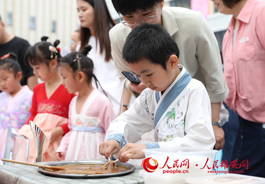 5月31日，雄安容和樂安幼兒園舉辦傳統文化游園活動。活動邀請了雄安當地非遺文化傳承人走進幼兒園，與孩子和家長交流互動。通過現場接觸非遺項目，讓孩子們零距離認識非遺、熟悉非遺，感受非遺之美。人民網 李兆民攝