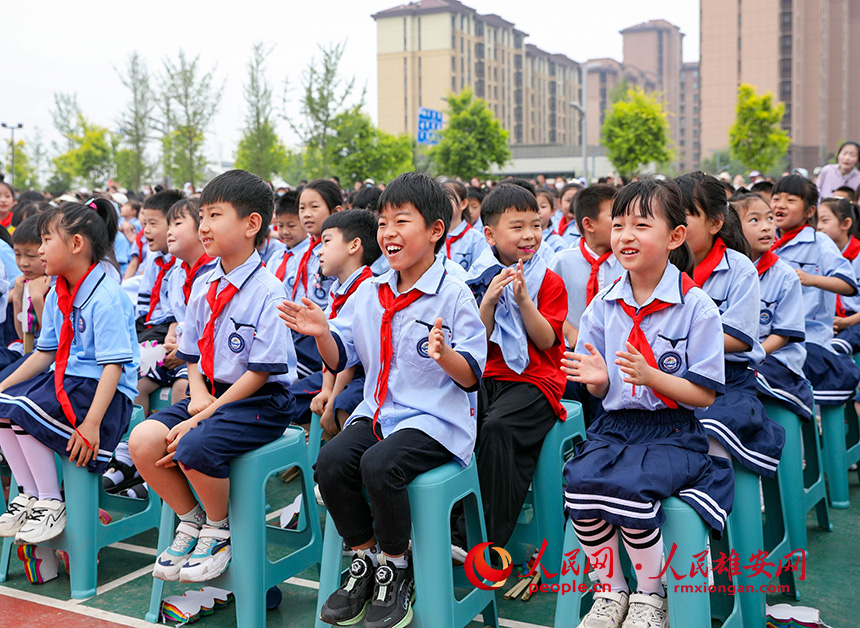 5月31日，雄安容和樂民小學“六一”兒童節文藝匯演現場，精彩的演出引來同學們的掌聲。人民網記者 宋燁文攝