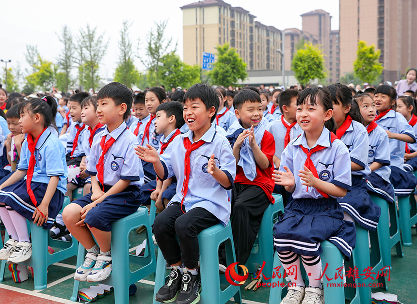 5月31日，雄安容和乐民小学“六一”儿童节文艺汇演现场，精彩的演出引来同学们的掌声。人民网记者 宋烨文摄