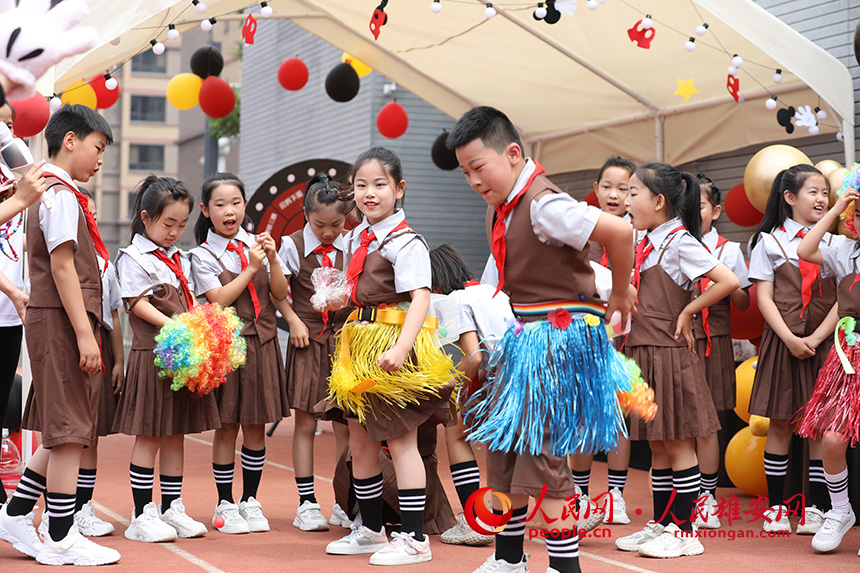 5月31日，雄安容和金源小学举办以“我和雄安一起长大”为主题的欢庆六一嘉年华活动。嘉年华现场设置运动、创作、益智等多类游戏活动，为孩子们营造欢乐的节日氛围。人民网 李兆民摄