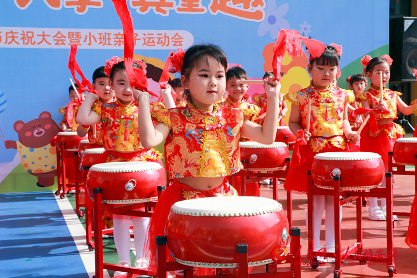 雄安容西興學幼兒園舉辦“共建兒童友好，共享童真童趣”親子運動會，讓小朋友在參與中體驗合作與成長的快樂。雄安容西興學幼兒園供圖