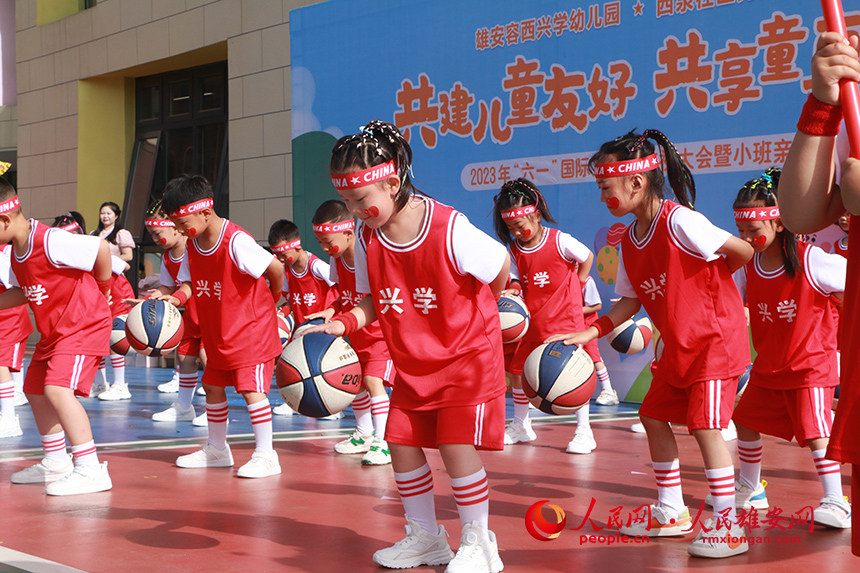 雄安容西興學幼兒園舉辦“共建兒童友好，共享童真童趣”親子運動會，讓小朋友在參與中體驗合作與成長的快樂。雄安容西興學幼兒園供圖