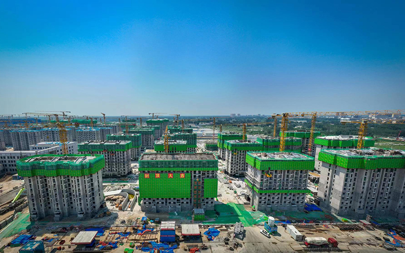 组图丨雄东B单元45栋住宅楼封顶 未来可保障2000多名群众安居