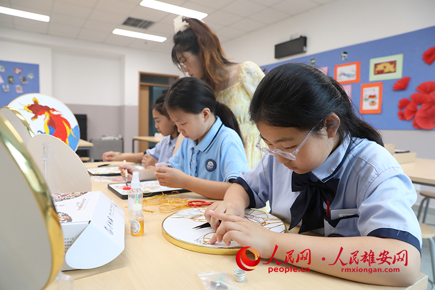 暑假期间，雄安容和乐民小学老师指导学生制作中国传统工艺品——掐丝珐琅画，体验非遗艺术的制作流程。人民网 李兆民摄 (2)