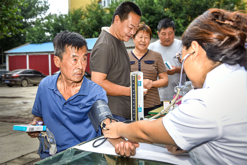 2023年8月27日，涿州市碼頭中心衛生院巡回醫療隊，在為向三村民體檢身體並免費發放常規藥。劉永興 攝 (2)