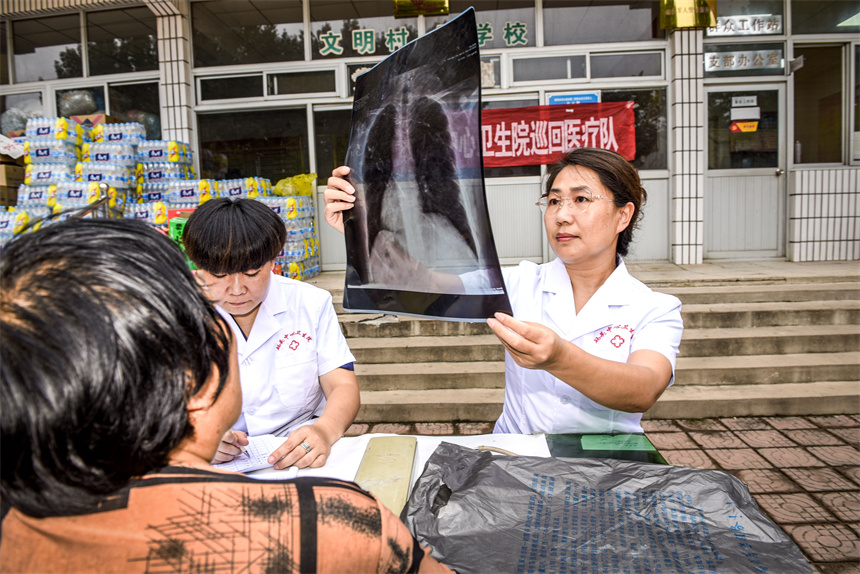 2023年8月27日，涿州市碼頭中心衛生院巡回醫療隊，在為向三村民體檢身體並免費發放常規藥。劉永興 攝
